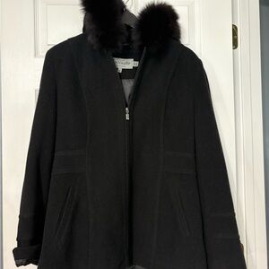 Elegant Black Women's Coat with Fur Collar